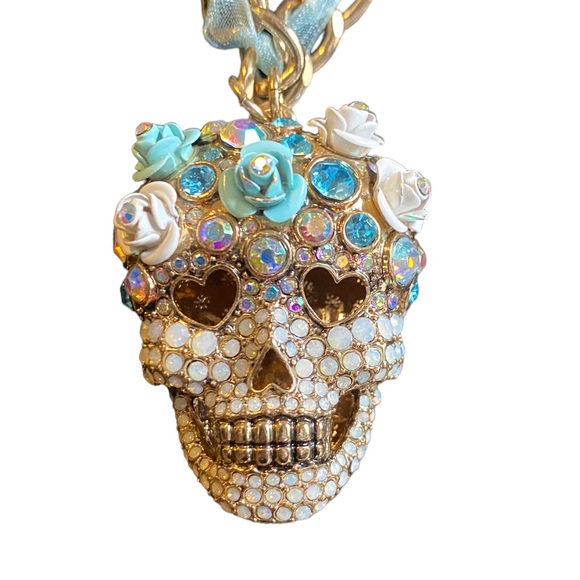 NWOT Betsey Johnson Gold Tone Crystal & Flower Sugar Skull Pendant Necklace - Picture 8 of 10